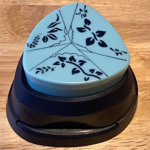 Fiskars 3-in-1 Embossed Scalloped Edge  Corner Paper Punch - Picture 2 of 9